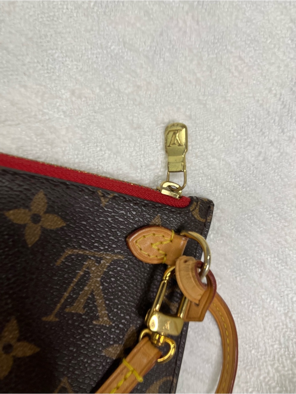 Louis Vuitton Neverfull Pochette Monogram Wristlet Pouch Cerise Interior Red - Picture 4 of 13